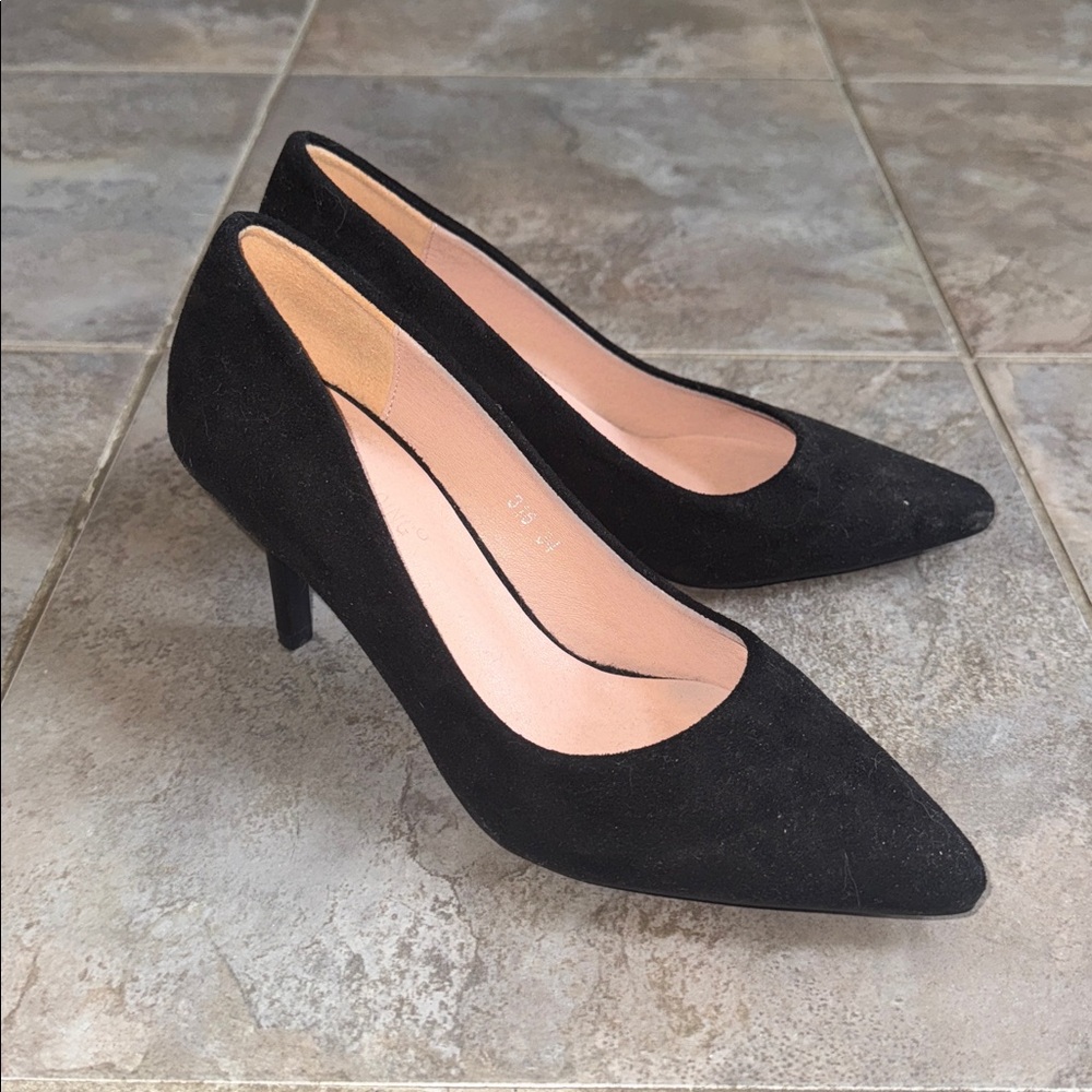 NWOT Classic Suede Black Pointed-Toe Women’s Pumps